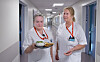 Hjelpepleierne Linda H. Nicolaisen (59) og Sylvi H Johansen (64) jobber på Helsehuset ved Universitetssykehuset Nord-Norge i Tromsø. At matvertene er kuttet merkes godt, sier de to.