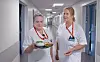Hjelpepleierne Linda H. Nicolaisen (59) og Sylvi H Johansen (64) jobber på Helsehuset ved Universitetssykehuset Nord-Norge i Tromsø. At matvertene er kuttet merkes godt, sier de to.
