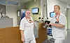 Hjelpepleierne Linda H. Nicolaisen (59) og Sylvi H Johansen (64) jobber på Helsehuset ved Universitetssykehuset Nord-Norge i Tromsø. At matvertene er kuttet merkes godt, sier de to.